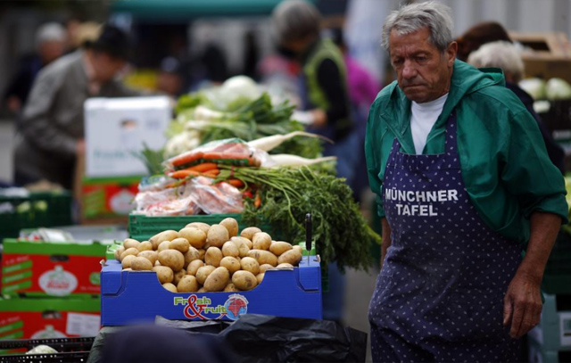 Una ONG reparte comida en Mnich. | Reuters