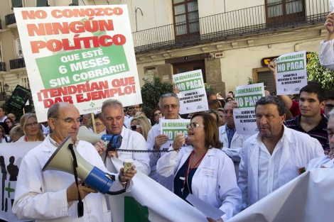 Miles de farmacuticos se han manifestado en el centro de Valencia. | Benito Pajares