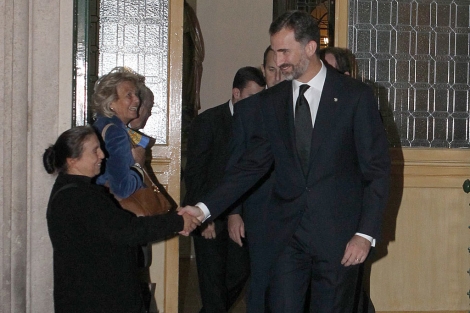 Don Felipe dio la mano a una mujer que peda limosna. | Europa Press
