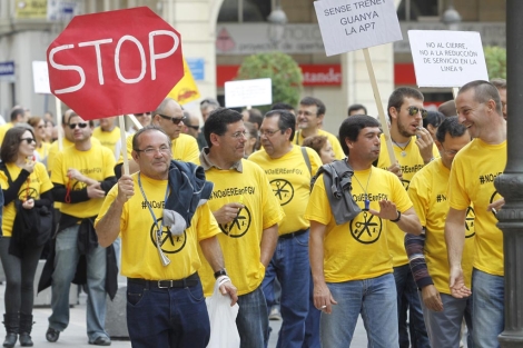 Trabajadores del TRAM, este jueves, en Alicante. | Roberto Prez
