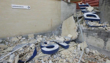 Escombros en un hospital en L'Aquila. | Peri Percossi/Efe