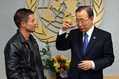 Baumgartner, recibido por el secretario general de la ONU Ban Ki-moon. | Afp