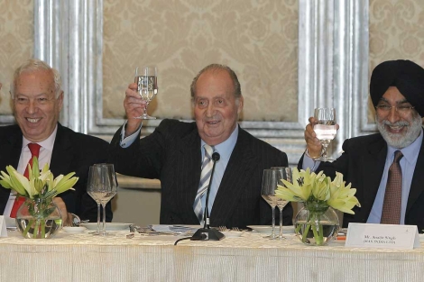 El rey, junto a Margallo y un empresario indio, brinda con agua. | Alberto Martn / Efe