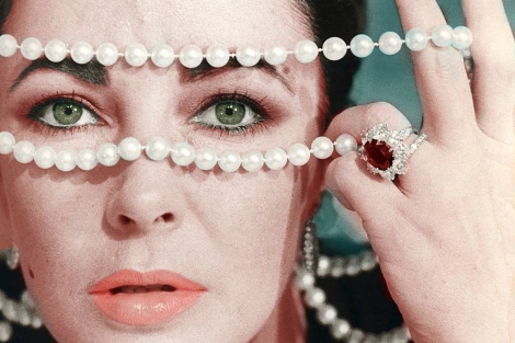 La actriz, en 1960 con algunas de sus joyas. | Gtres
