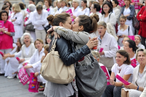 Las dos chicas se besan ante la mirada atnita de las manifestantes. | Gerard Julien / Apf