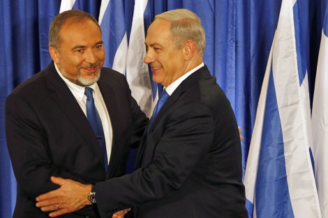 El primer ministro Benjamin Netanyahu (derecha), da la mano a Avidgor Lieberman. | Reuters