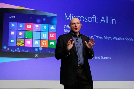 Steve Ballmer, CEO de Microsoft, presenta el sistema operativo en Nueva York.| Reuters