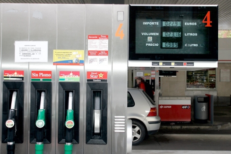 Vista del precio de la gasolina en un surtidor de una estacin. | Diego Sinova