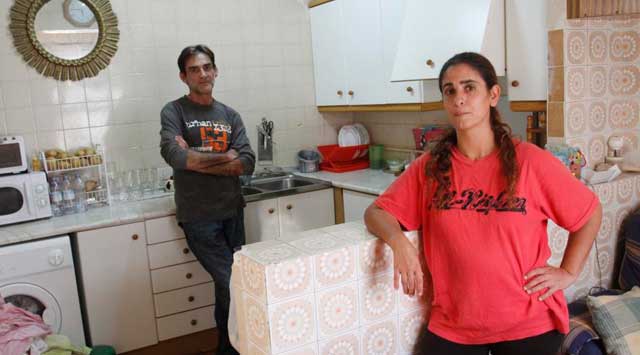 Biel Garcías y Mari Àngels en la casa prestada en la que viven. | Jordi Avellà