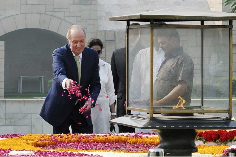 El rey esparce ptalos durante el homenaje a Gandhi. | El Mundo