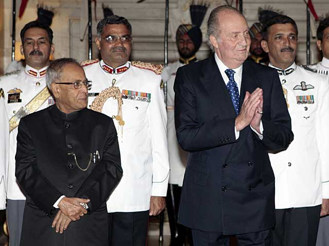 El Rey, junto al presidente de la India, Pranab Mujerjee. | Efe / Alberto Martn.