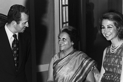 Don Juan Carlos y Doa Sofa, entonces prncipes, con Indira Gandhi en 1974. | Efe MS FOTOS