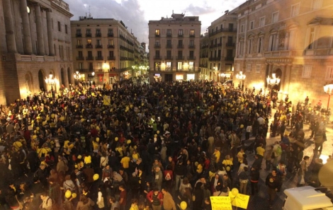 Miles de personas marchan en Barcelona contra los recortes en educación ...