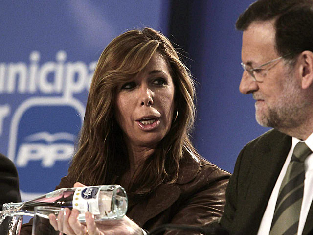 Rajoy sirve agua a Snchez-Camacho en la Intermunicipal del PP. | Albert Oliv / Efe