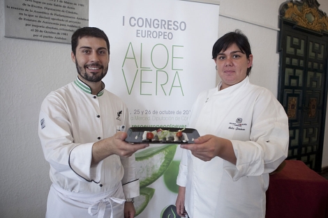 Juan Jos Ruiz y Celia Jimnez presentan un receta con aloe vera. | M. Cubero
