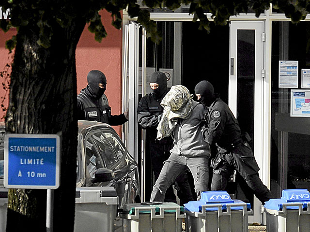 Joseba Iturbide forcejea con los policas al ser conducido fuera del hotel. | Jeff Pachoud / AFP