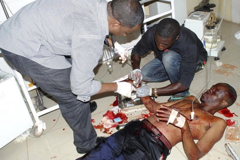 Un herido recibe asistencia en el hospital de Garkuwan.| Reuters