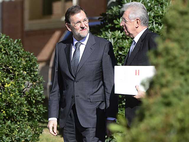 Rajoy, con Monti en los jardines de La Moncloa. | Foto: Afp / Javier Soriano.