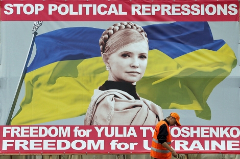 Cartel con la imagen de la lder opositora Timoshenko en Kiev, Ucrania, el pasado verano. | Efe