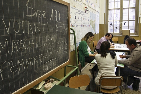 Miembros de la comisin electoral cuentas votos en un colegio de Palermo. | Reuters