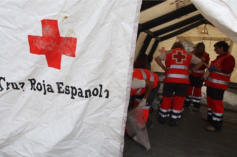 Instalaciones provisionales de Cruz Roja en el puerto de Tarifa. | Francisco Ledesma