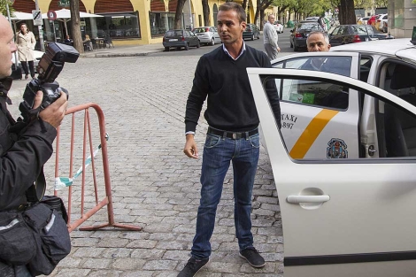 Eusebio Gavio se mete en un taxi con su hijo das atrs en los juzgados. | Efe