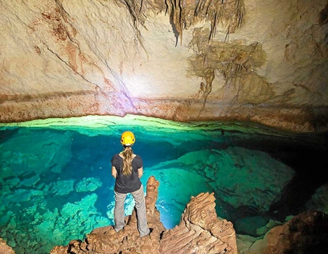 La investigadora Mar Bauz en la cueva de Cala Varques. | T. Canyellas