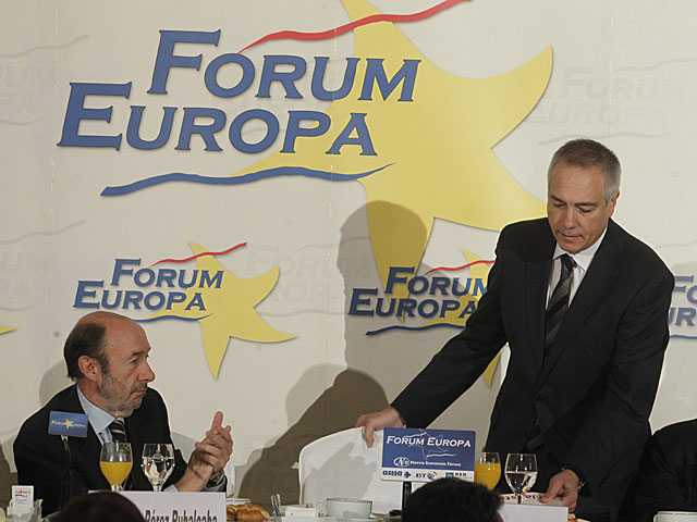 Alfredo Prez Rubalcaba aplaude a Pere Navarro, en Madrid. | Foto: Jos Aym.