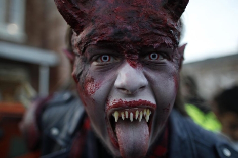 Un actor disfrazado posa durante el "Halloween Horror Party 2012", en Alemania. | Reuters
