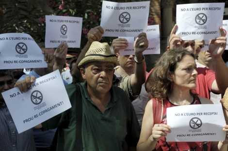 Ciudadanos protestan por el euro por receta delante de la Conselleria de Sanitat. | S. Cogolludo