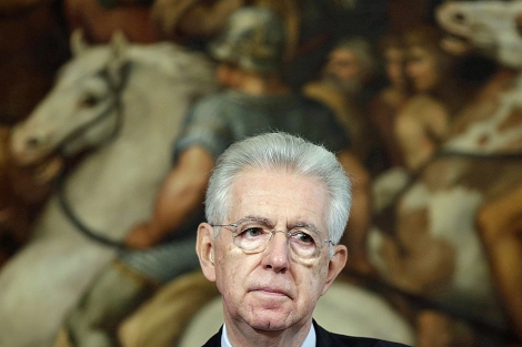 El primer ministro Mario Monti escucha una pregunta de un periodista, en Roma. | Reuters