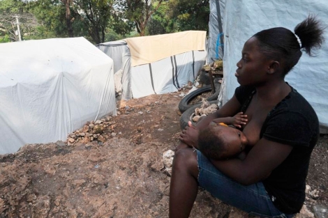 Mujer caribea alimenta a su hijo | Thony Belizaire