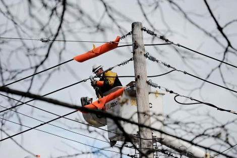 Un operario repara la lnea elctrica en Staten Island tras el paso de 'Sandy'. | Efe