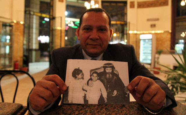 Ayman Munir, con la foto de hace 41 aos. | F.C.