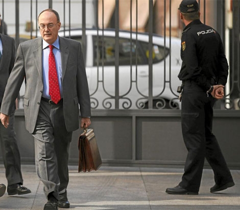 El gobernador del Banco de Espaa a su llegada al Congreso para comparecer en comisin. | Reuters