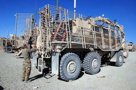Un militar prepara un vehículo, este sábado en la provincia de Paktika. | M. B.