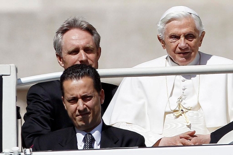 Gabriele, delante de Benedicto XVI en el papamóvil, en la Plaza de San Pedro.