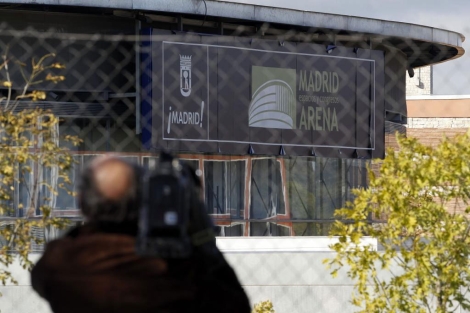 Un reportero grfico toma imgenes del recinto Madrid Arena. | Efe