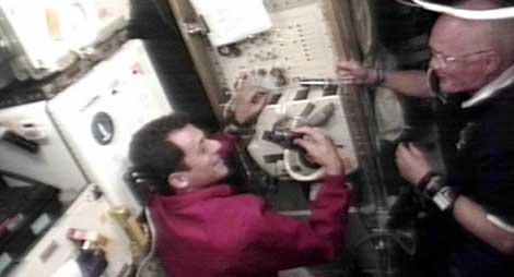 Pedro Duque y John Glenn, durante su misin en el transbordador 'Discovery' en 1998. | NASA TV
