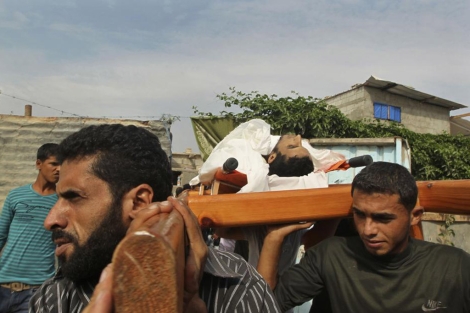 Funeral en el campo de refugiados de Bureij, en el centro de Gaza. | Reuters