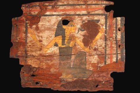 Caja de madera con la diosa Wadyet hallada en Asun. | Alejandro Jimnez/J. L. Martnez