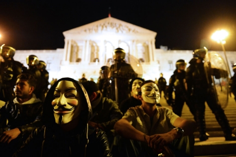 Manifestantes enmascarados, anoche, en Lisboa. | AFP