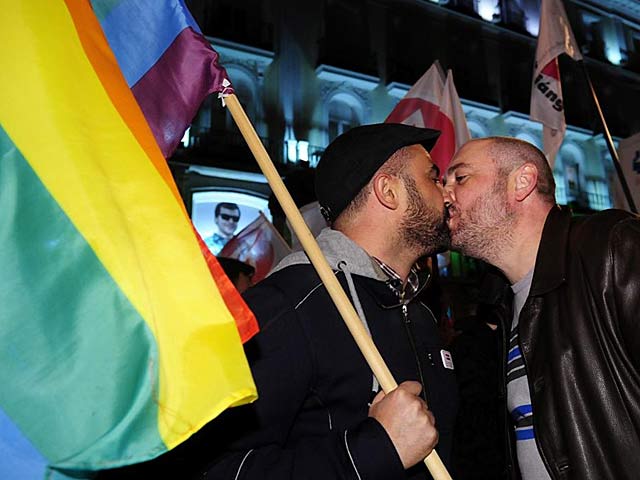 Una pareja de homosexuales se besan para celebrar la sentencia. | Bernardo Daz