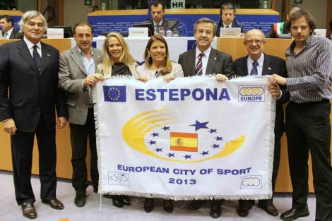 El alcalde de Estepona con otros miembros de la delegacin. | ELMUNDO.es