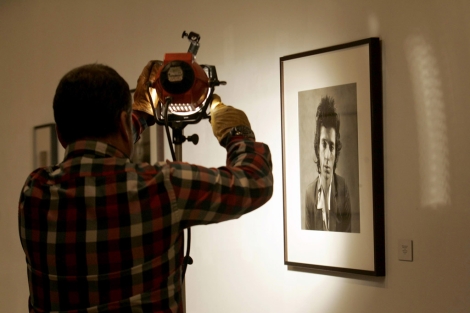Un tcnico ilumina uno de los retratos de Garca Alix. | L. Prez / Ical