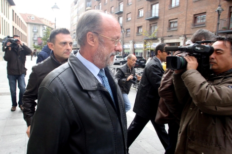 Los reporteros grficos toman imgenes de De la Riva a la salida de los juzgados. | Ical