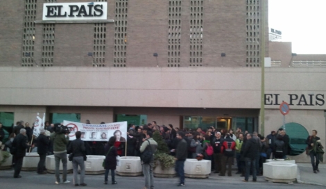 La plantilla de 'El País', concentrada en la puerta del diario en Madrid. | Foto: Comité de 'El País'