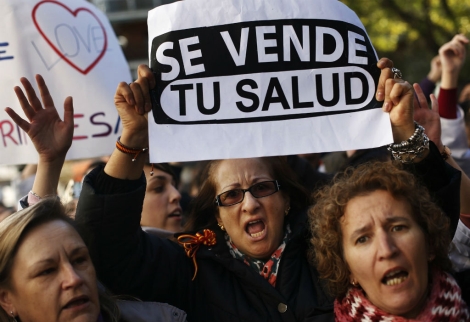 Protesta contra el 'desmantelamiento' del Hospital La Princesa. | Reuters
