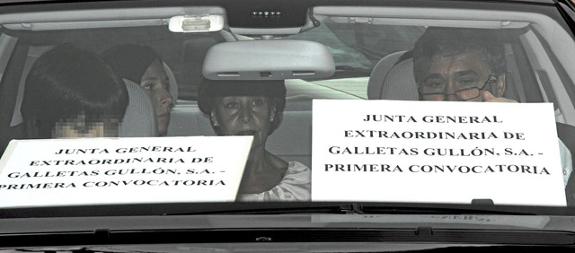 La disputa entre los herederos de Gullón dio lugar a esta imagen: la junta general, en un coche. | Foto: E.M.