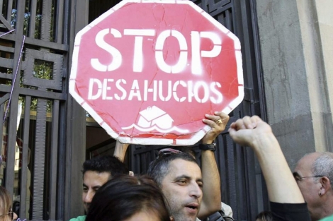 Protesta en contra de los desahucios en Barcelona. | Efe